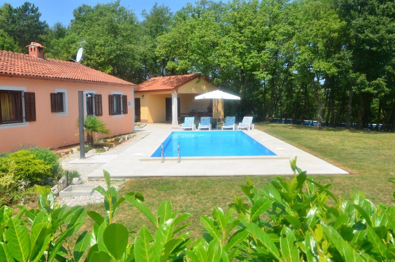 Villa Fragola - Holiday House With Large Garden Tinjan Exteriér fotografie