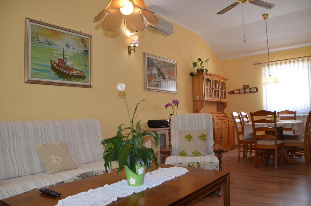 Villa Fragola - Holiday House With Large Garden Tinjan Exteriér fotografie
